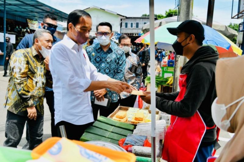Pedagang di Pasar Sederhana Bandung senang bisa mendapat bantuan pemerintah Pedagang di Pasar Sederhana Bandung senang bisa mendapat bantuan pemerintah