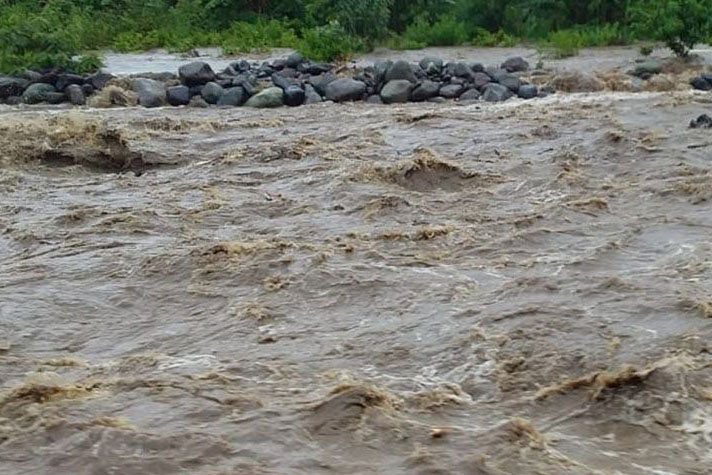 Puluhan pipa air bersih PDAM Ende terbawa arus banjir
