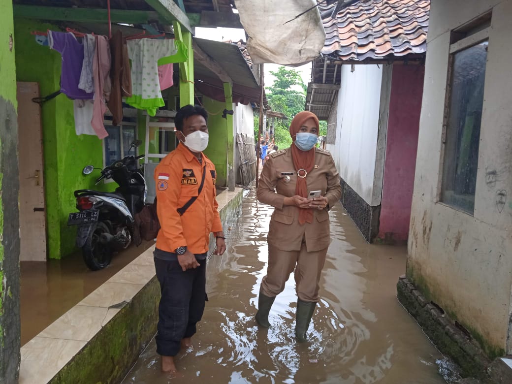 Ribuan rumah di tiga kecamatan di Karawang masih terendam banjir Ribuan rumah di tiga kecamatan di Karawang masih terendam banjir