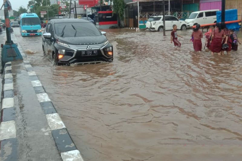 Banjir di jalan poros Makassar-Maros hambat arus lalu lintas