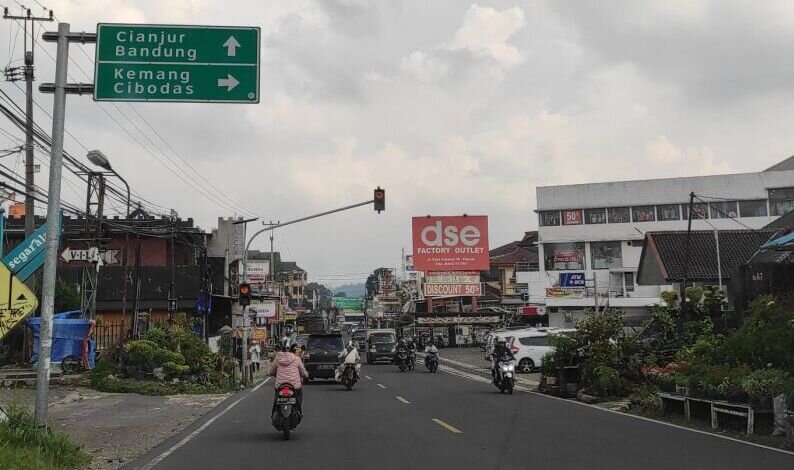 Polres Cianjur rekayasa arus lalu lintas antisipasi macet jalur Puncak Polres Cianjur rekayasa arus lalu lintas antisipasi macet jalur Puncak