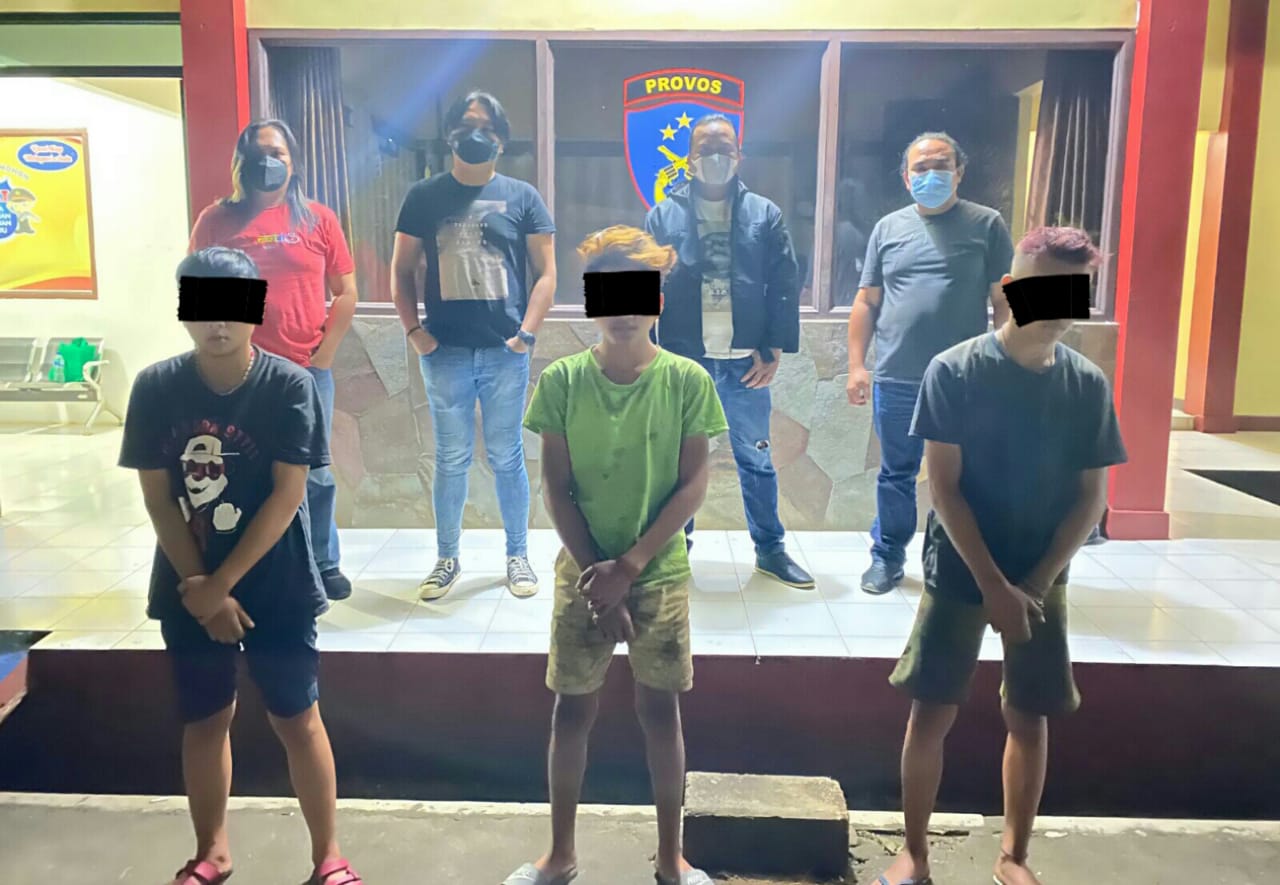 Aniaya seorang mahasiswa, 3 pria ini diamankan di Polres Tomohon Aniaya seorang mahasiswa, 3 pria ini diamankan di Polres Tomohon
