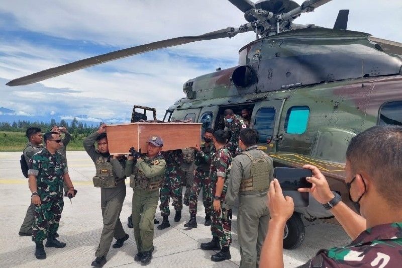 Tiga prajurit TNI gugur dalam baku tembak dengan KKB di Papua Tiga prajurit TNI gugur dalam baku tembak dengan KKB di Papua