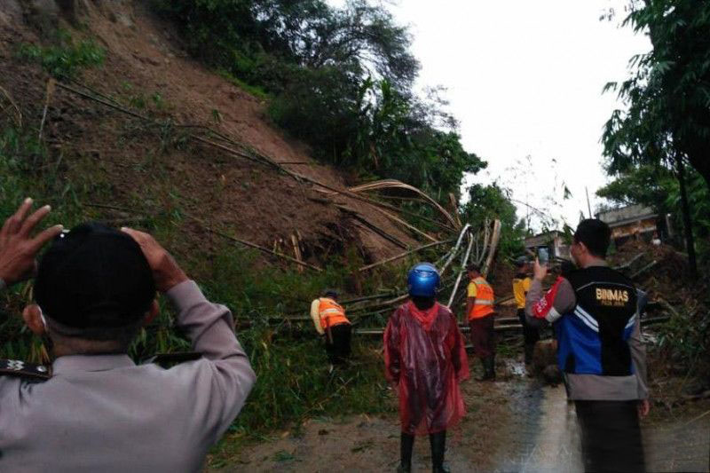 Jalan menuju wilayah selatan Cianjur untuk keenam kalinya terputus Jalan menuju wilayah selatan Cianjur untuk keenam kalinya terputus