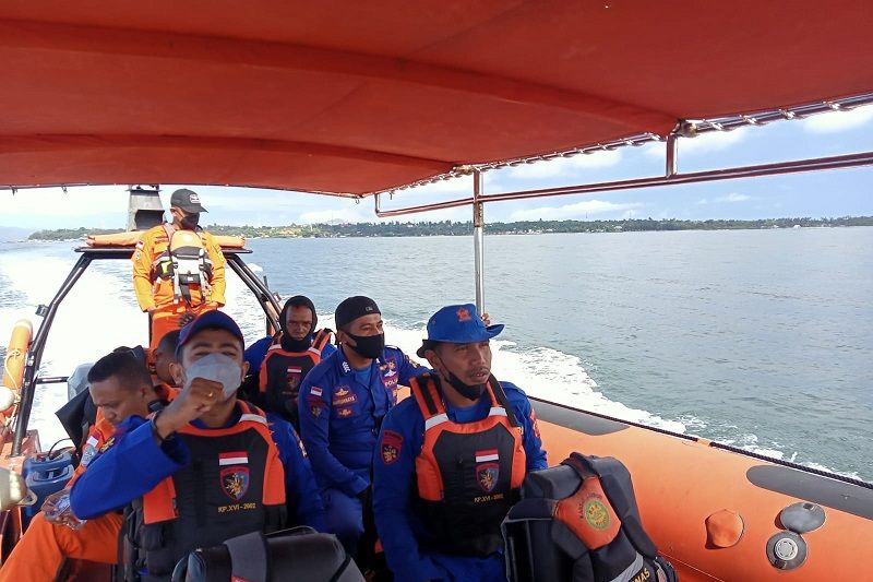 Tim SAR gabungan cari satu korban KM Tiga Bersaudara Tim SAR gabungan cari satu korban KM Tiga Bersaudara