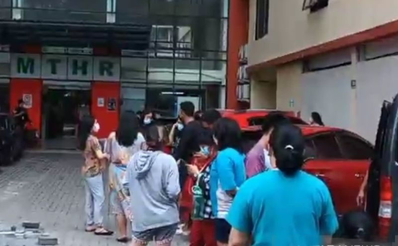 Penghuni apartemen di Jaktim berhamburan keluar saat gempa 6,7 Penghuni apartemen di Jaktim berhamburan keluar saat gempa 6,7