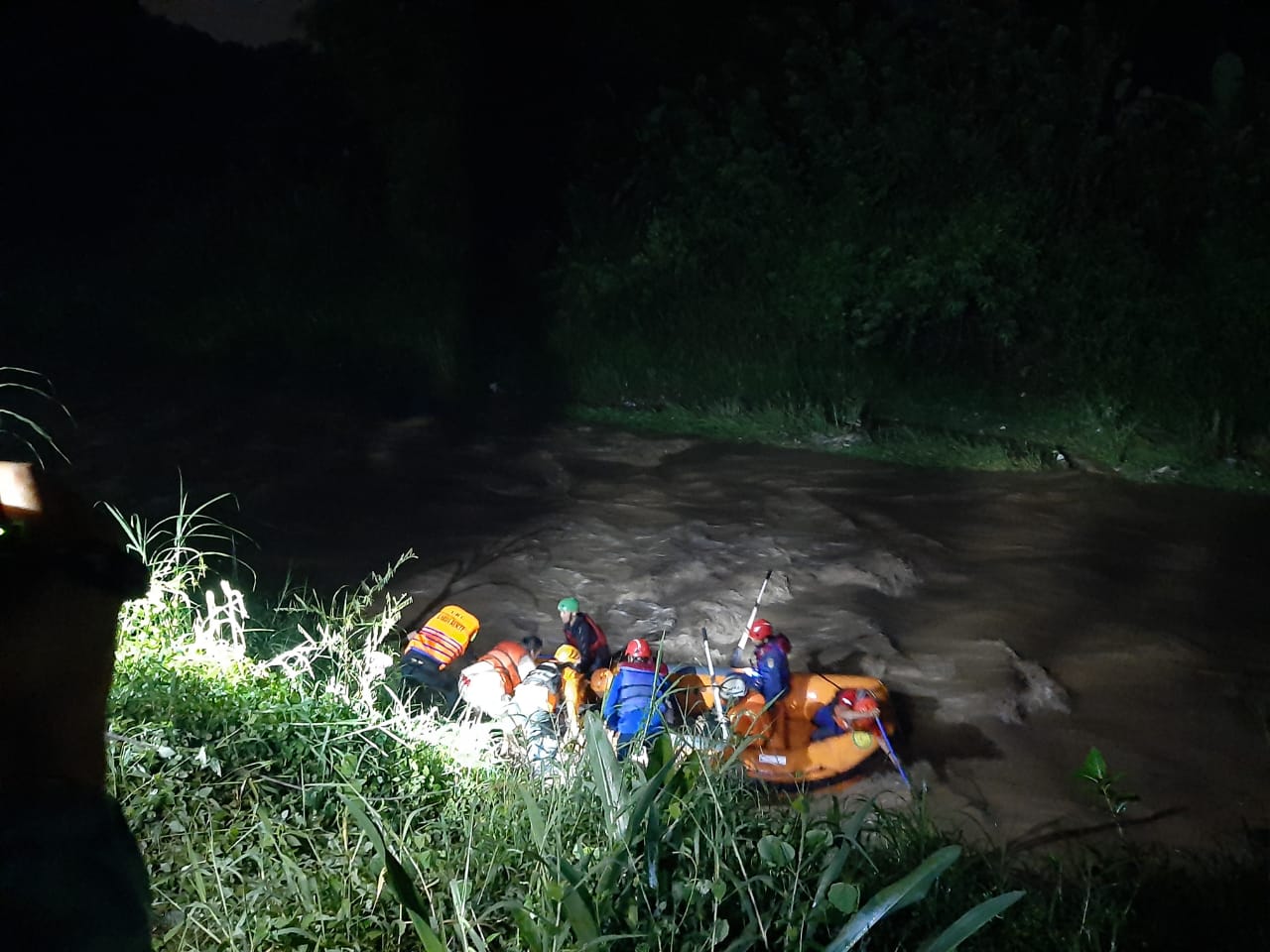 Banjir, pencari rumput terjebak di delta Sungai Progo selama 3 jam