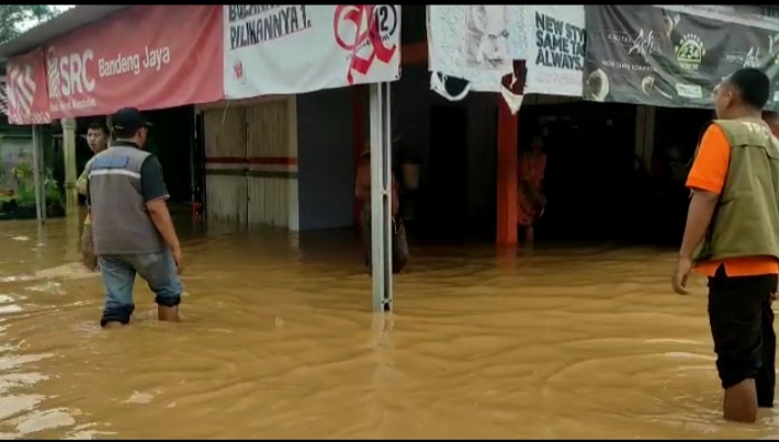 Tanggul jebol, 460 rumah warga Clering Jepara terendam banjir Tanggul jebol, 460 rumah warga Clering Jepara terendam banjir