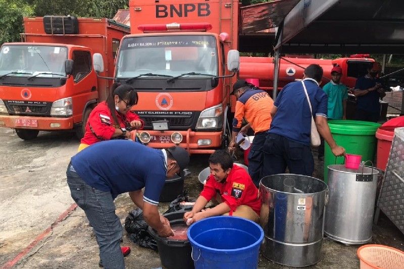 Pemuda Batak Bersatu bantu siapkan makanan untuk korban bencana di Jayapura