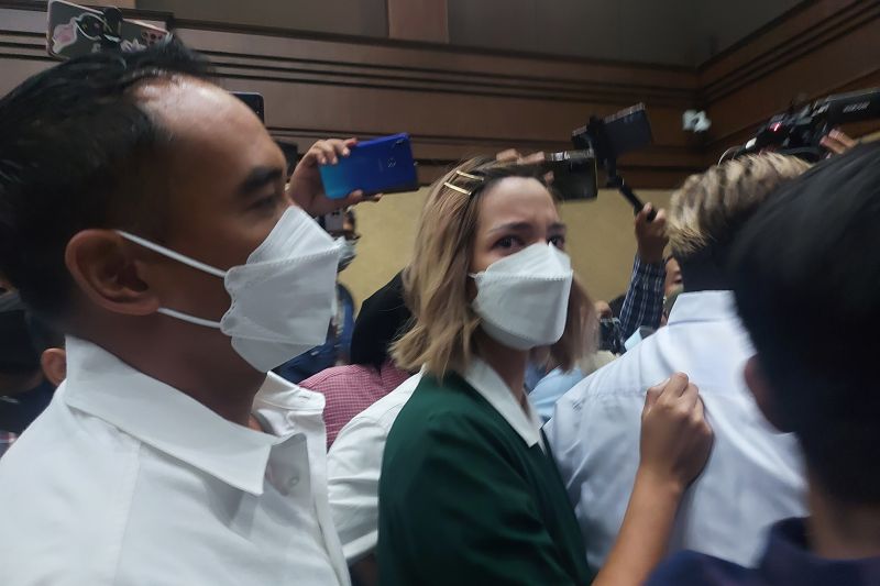 Nia Ramadhani menangis usai divonis satu tahun penjara