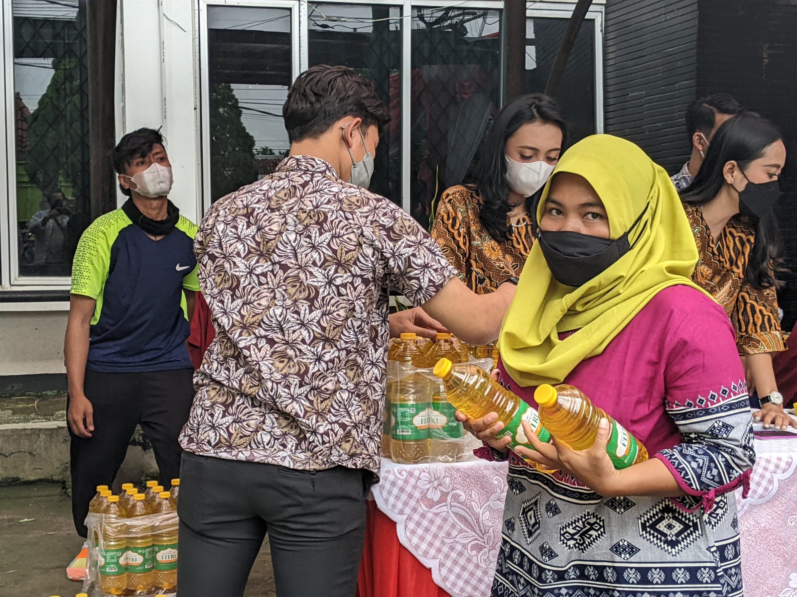 Ratusan emak-emak berebut minyak goreng murah di Disperindag Karawang Ratusan emak-emak berebut minyak goreng murah di Disperindag Karawang