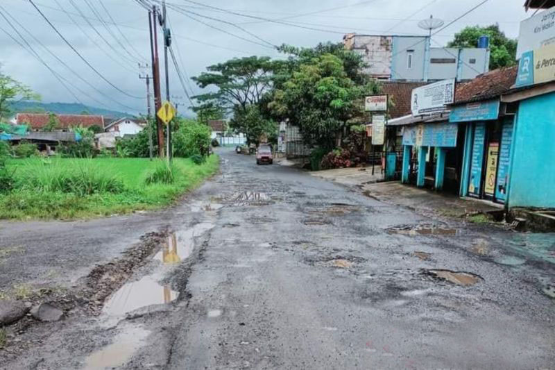 Bupati Cianjur layangkan surat perbaikan jalan ke Pemprov Jabar Bupati Cianjur layangkan surat perbaikan jalan ke Pemprov Jabar