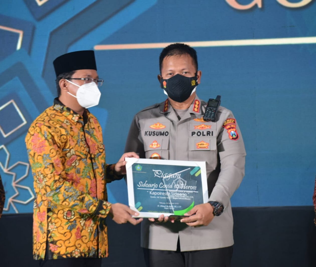 HUT Kabupaten Sidoarjo ke-163, Kapolresta Sidoarjo raih penghargaan Vaccine Heroes HUT Kabupaten Sidoarjo ke-163, Kapolresta Sidoarjo raih penghargaan Vaccine Heroes