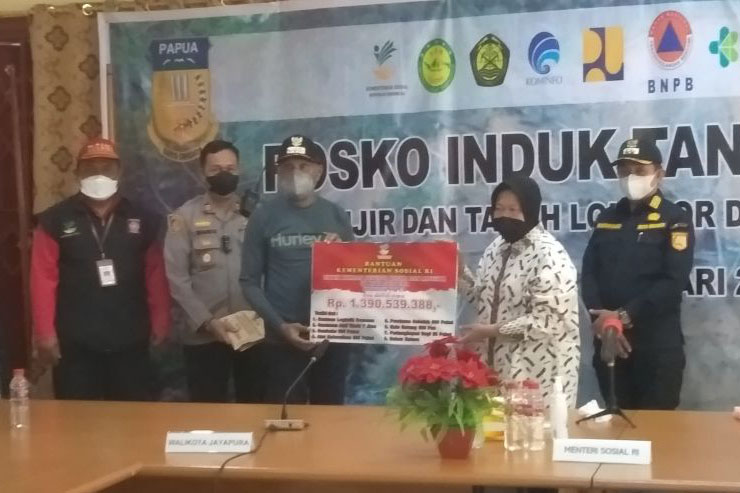 Risma serahkan bantuan korban banjir di Jayapura