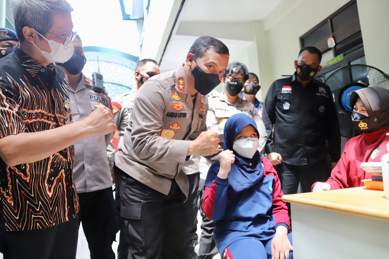 Kapolda Jateng semangati anak-anak untuk berani vaksin Kapolda Jateng semangati anak-anak untuk berani vaksin