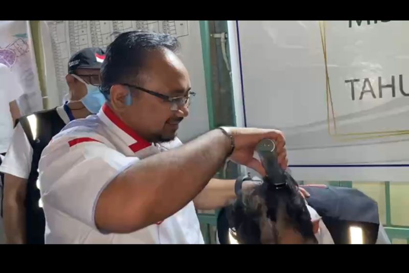 Menag mencukur rambut petugas haji usai lontar jumrah Menag mencukur rambut petugas haji usai lontar jumrah