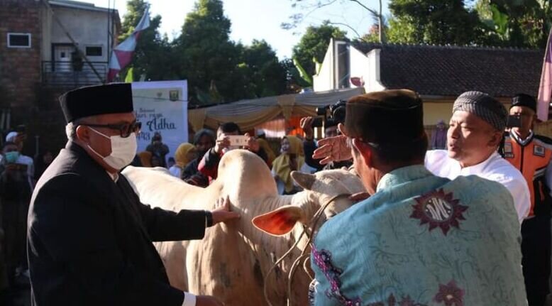 Bupati Sukabumi: Iduladha mengajarkan cara ikhlas dan peduli sesama Bupati Sukabumi: Iduladha mengajarkan cara ikhlas dan peduli sesama