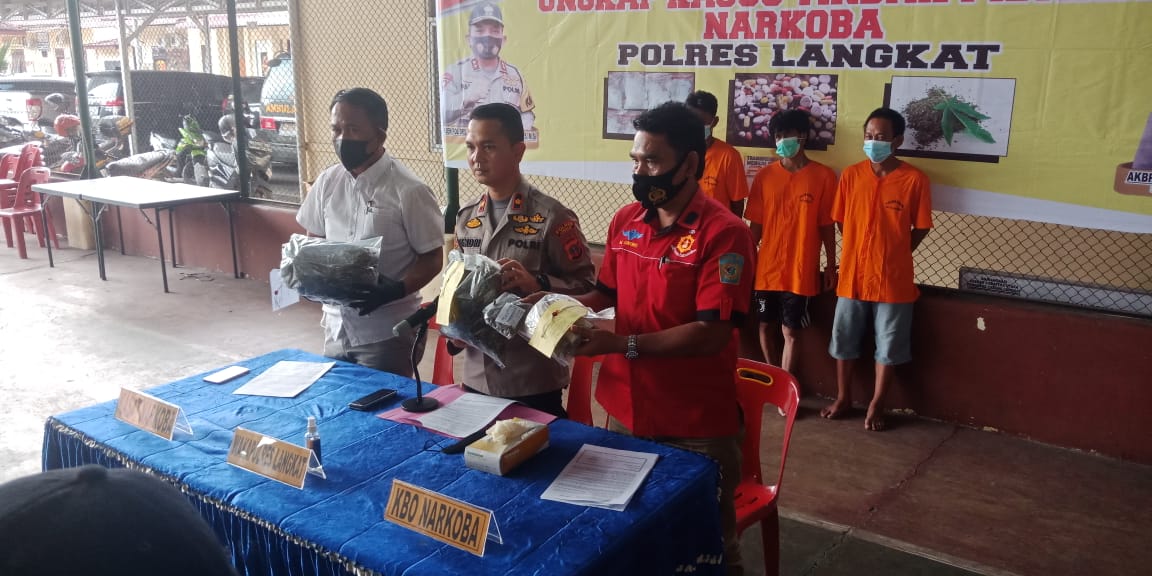 Satres Narkoba Polres Langkat sita 2 kg narkotika jenis ganja Satres Narkoba Polres Langkat sita 2 kg narkotika jenis ganja