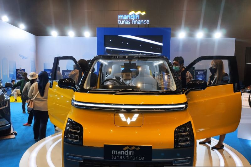 Pengunjung antusias datang ke Periklindo Electric Vehicle Show 2022 Pengunjung antusias datang ke Periklindo Electric Vehicle Show 2022