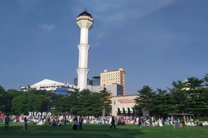 Masjid Raya Bandung siapkan alun-alun antisipasi salat Id membludak Masjid Raya Bandung siapkan alun-alun antisipasi salat Id membludak