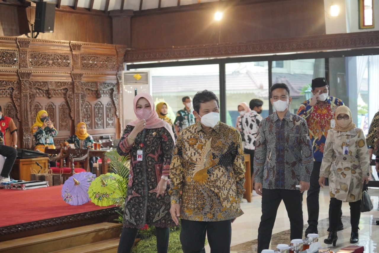 Pemkab Klaten terima Piagam UHC dari BPJS Kesehatan Pemkab Klaten terima Piagam UHC dari BPJS Kesehatan