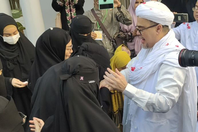 Keluarga sambut Rizieq Shihab di Petamburan usai bebas bersyarat Keluarga sambut Rizieq Shihab di Petamburan usai bebas bersyarat