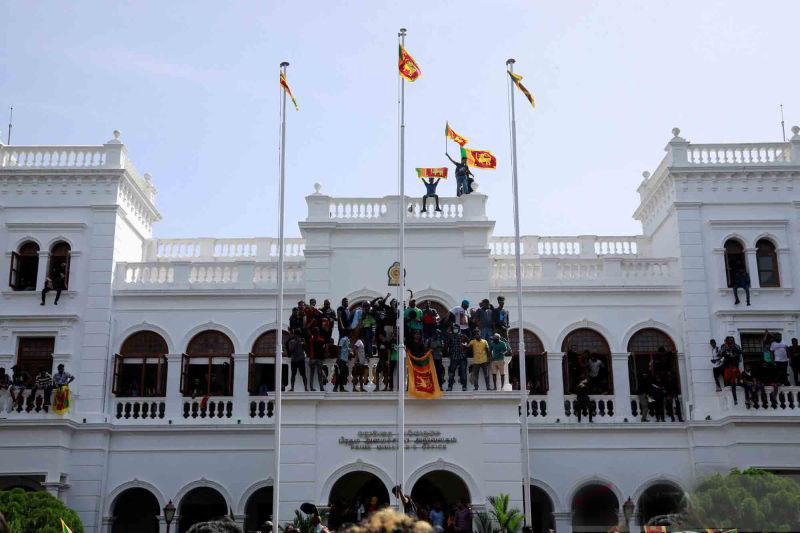 Presiden Sri Lanka nyatakan mundur melalui surat dari Singapura Presiden Sri Lanka nyatakan mundur melalui surat dari Singapura