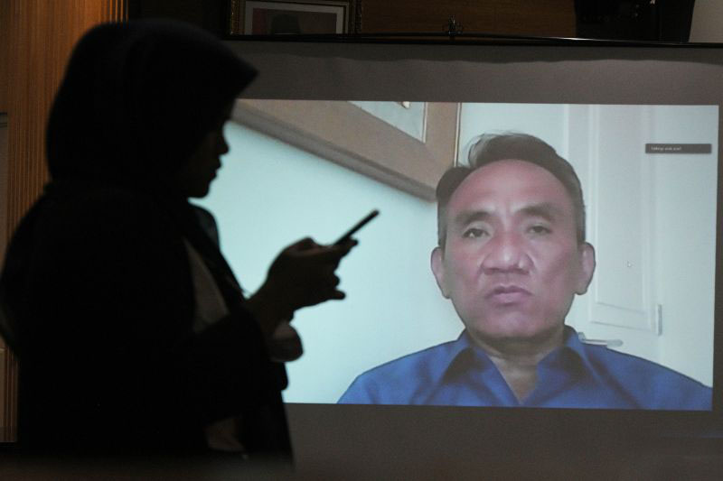 Andi Arief serahkan Rp50 juta yang diterima dari Bupati PPU ke KPK Andi Arief serahkan Rp50 juta yang diterima dari Bupati PPU ke KPK