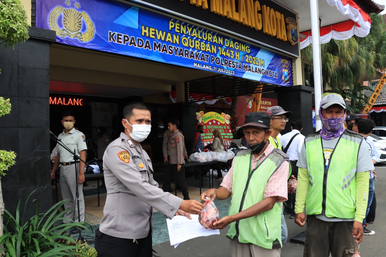 Polresta Malang Kota berbagi di Hari Raya Iduladha 1443 H Polresta Malang Kota berbagi di Hari Raya Iduladha 1443 H