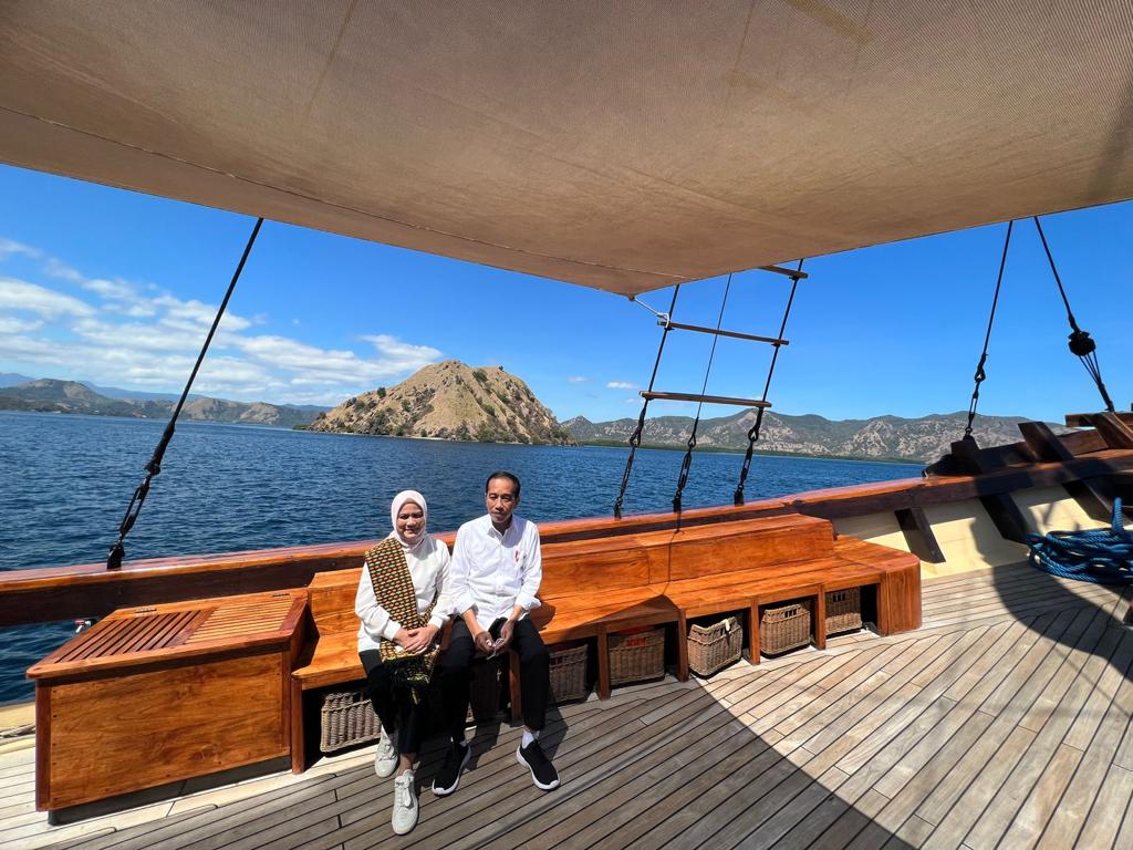Saat Presiden Jokowi dan Ibu Iriana naik kapal pinisi ke Taman Nasional Komodo Saat Presiden Jokowi dan Ibu Iriana naik kapal pinisi ke Taman Nasional Komodo