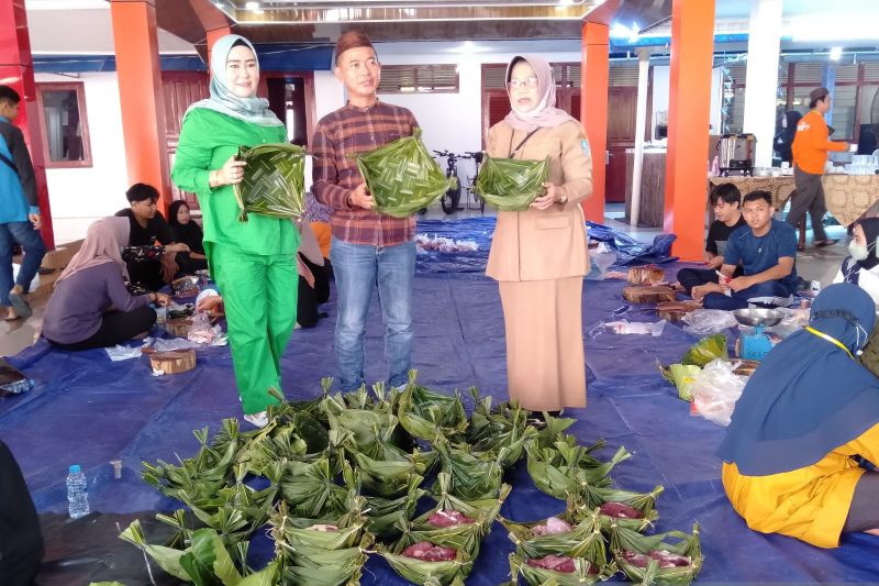Ribuan paket kurban dari Pemkab Bangka disebar pakai daun kelapa Ribuan paket kurban dari Pemkab Bangka disebar pakai daun kelapa