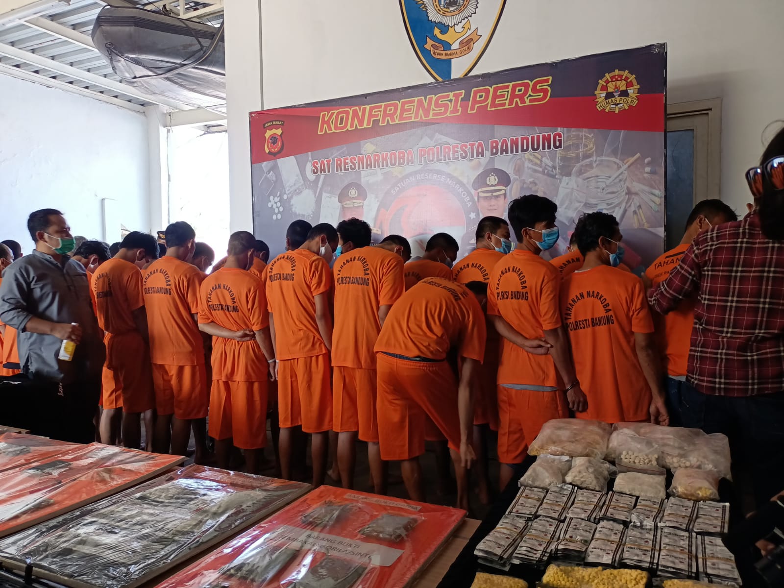 Satnarkoba Polresta Bandung Jawa Barat amankan 33 tersangka kasus narkotika Satnarkoba Polresta Bandung Jawa Barat amankan 33 tersangka kasus narkotikaÂ