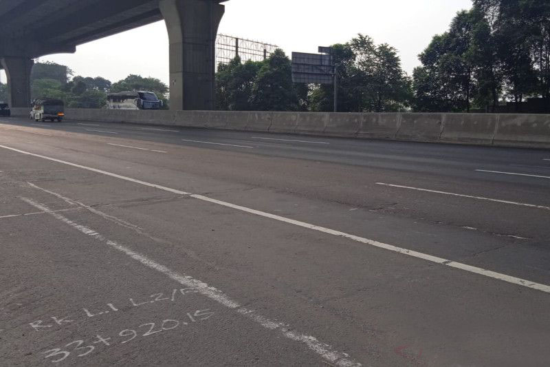 Pengguna Tol Jakarta-Cikampek diminta waspadai macet di KM 34