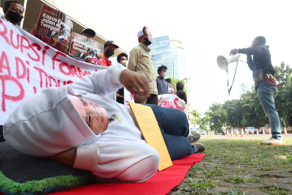 Nilai kasus Formula E dininabobokan, massa Sapu gelar aksi tiduran di Gedung KPK Nilai kasus Formula E dininabobokan, massa Sapu gelar aksi tiduran di Gedung KPK