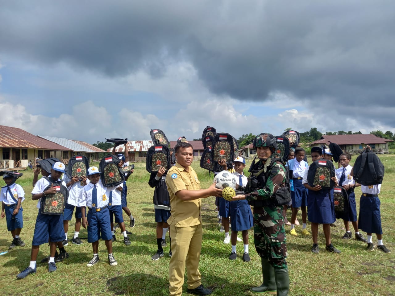Satgas Yonif 126/KC bagikan perlengkapan sekolah untuk siswa-siswi perbatasan Satgas Yonif 126/KC bagikan perlengkapan sekolah untuk siswa-siswi perbatasan