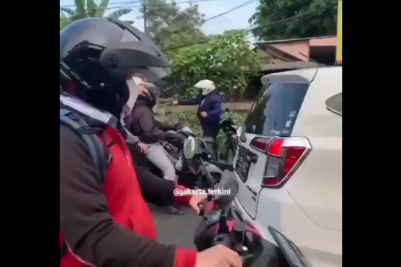 Kapolsek Cakung pastikan pria yang viral todong senjata adalah polisi Kapolsek Cakung pastikan pria yang viral todong senjata adalah polisi