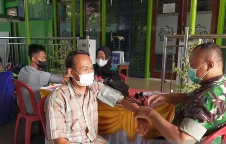 TNI gencarkan progam serbuan vaksin untuk tekan penyebaran COVID-19 TNI gencarkan progam serbuan vaksin untuk tekan penyebaran COVID-19