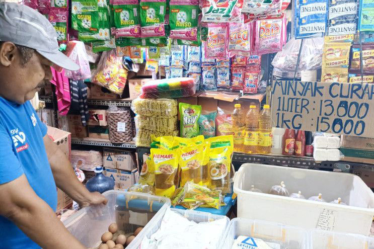 Pedagang di Pasar Kramat Jati dukung percepatan distribusi Minyakita Pedagang di Pasar Kramat Jati dukung percepatan distribusi Minyakita