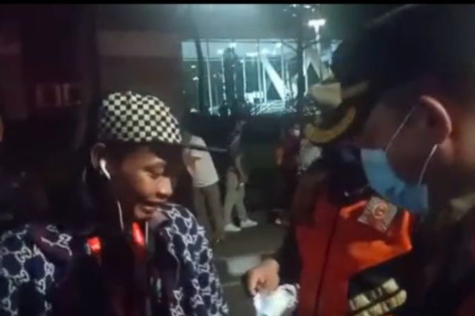 Satpol PP tegur remaja SCBD yang tak pakai masker Satpol PP tegur remaja SCBD yang tak pakai masker