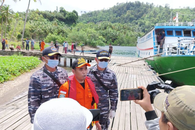 Tim SAR temukan lima korban KM Cahaya Arafah Tim SAR temukan lima korban KM Cahaya Arafah