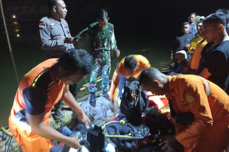Tim SAR evakuasi jasad remaja yang tenggelam di Waduk Pantoara Tim SAR evakuasi jasad remaja yang tenggelam di Waduk Pantoara