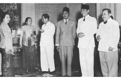 13 Juli 1949: Syafruddin menyerahkan mandat kepada Sukarno 13 Juli 1949: Syafruddin menyerahkan mandat kepada Sukarno
