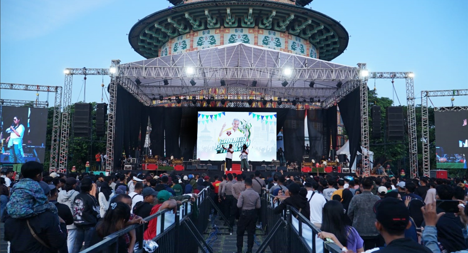 Puluhan ribu warga Jatim padati acara Ganjar Pranowo Festival Puluhan ribu warga Jatim padati acara Ganjar Pranowo Festival
