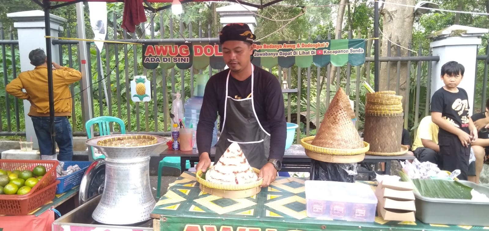 Lestarikan makanan tradisional, Aher terus geluti berjualan Dodongkal Lestarikan makanan tradisional, Aher terus geluti berjualan Dodongkal