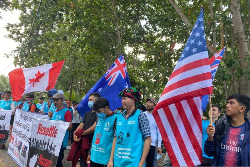 Pengungsi asal Afghanistan demo kibarkan empat bendera negara asing Pengungsi asal Afghanistan demo kibarkan empat bendera negara asing