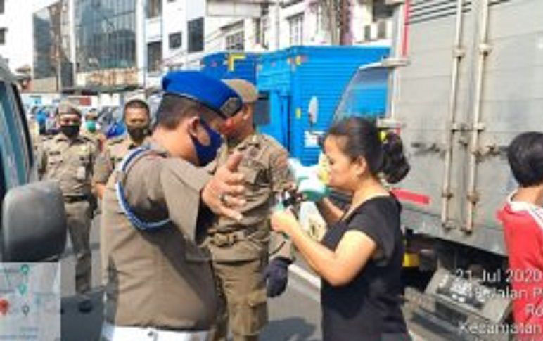 Satpol PP bagikan ratusan masker kepada warga di Grogol Petamburan Satpol PP bagikan ratusan masker kepada warga di Grogol Petamburan
