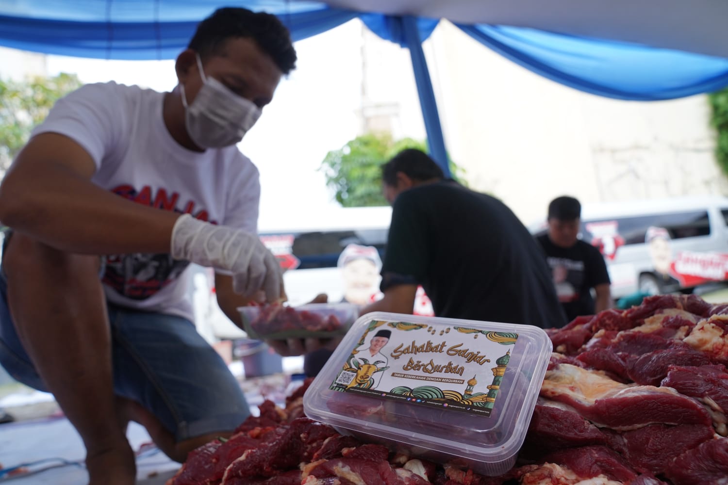 Iduladha 1443 H, Sahabat Ganjar bagikan daging kurban di tiga kota Iduladha 1443 H, Sahabat Ganjar bagikan daging kurban di tiga kota