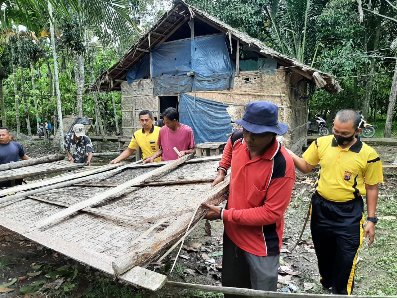 Hari Bhayangkara ke 76 Polres Aceh Utara bersama baitulmal bedah rumah warga miskin Hari Bhayangkara ke 76 Polres Aceh Utara bersama baitulmal bedah rumah warga miskin