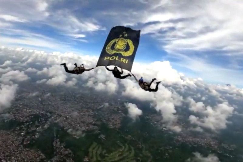 Sinergi TNI-Polri melalui 41 penerjun di HUT Bhayangkara