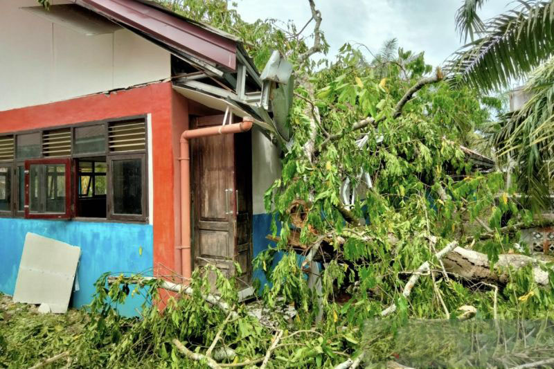 Angin kencang rusak 10 rumah dan satu sekolah di Nagan Raya Aceh Angin kencang rusak 10 rumah dan satu sekolah di Nagan Raya Aceh